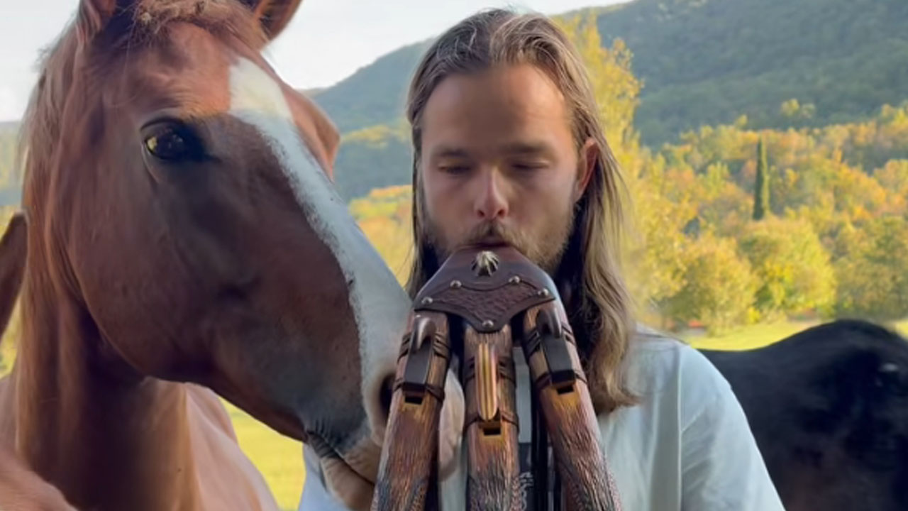 Luka Lešnik iz Slovenije zaigral na trojno flavto, konj v posnetku ukradel vso pozornost