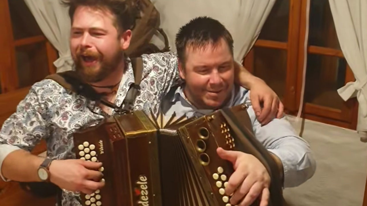 Slovenska harmonikarja Teodor Bratuša in Siniša Čeh sta za slavljenko zaigrala na eno harmoniko