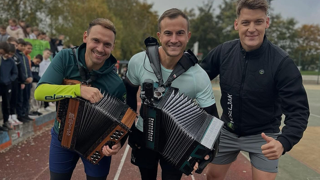 Anže Zavrl je na 29. Ljubljanskem maratonu postavil svetovni rekord, ko je med tekom igral harmoniko