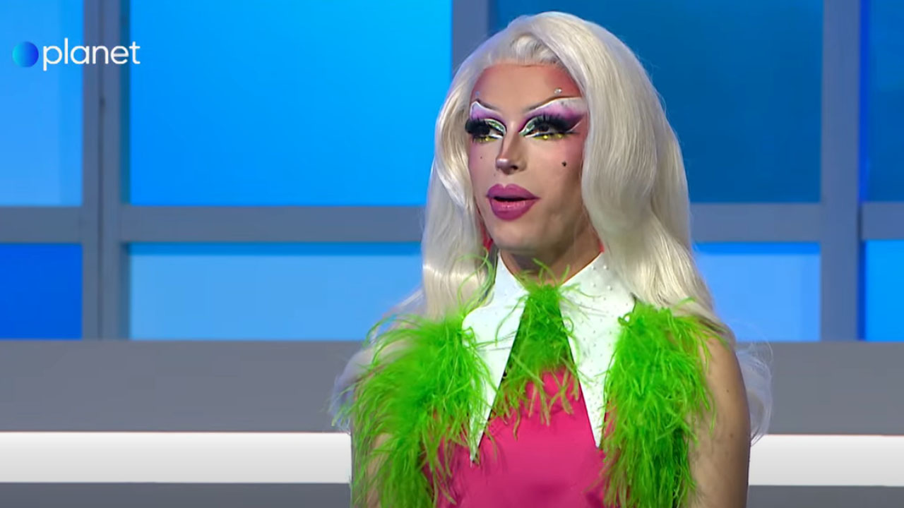 Drag kraljica Akira Ve v kvizu Kolo sreče gledalce osupla s svojim videzom