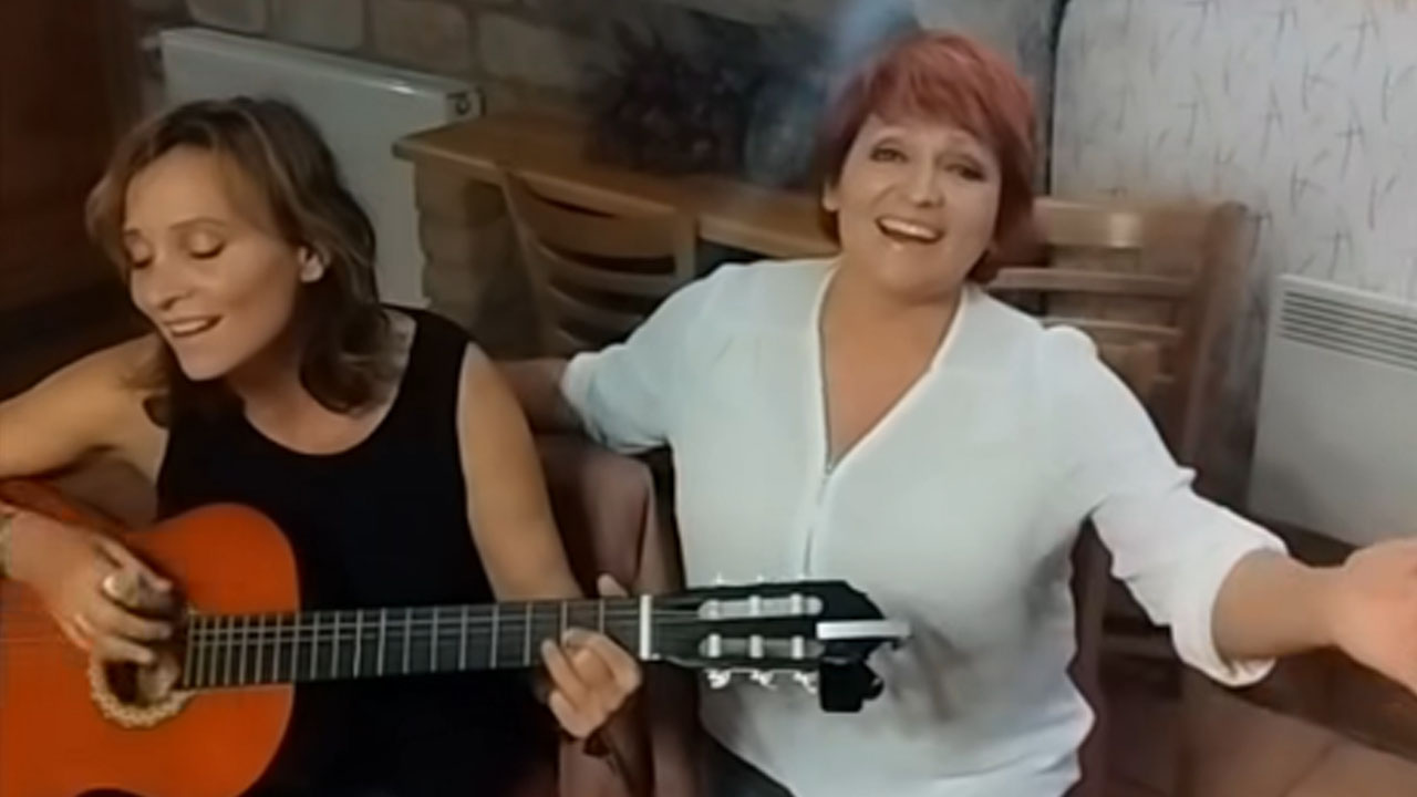 Slovenska pevka Natalija Kolšek je s sestro Mileno Kolšek zapela slovensko uspešnico Ne reci nikdar