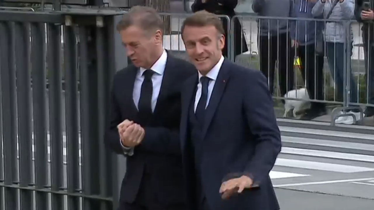 Parodija na srečanje Roberta Goloba in Emmanuela Macrona