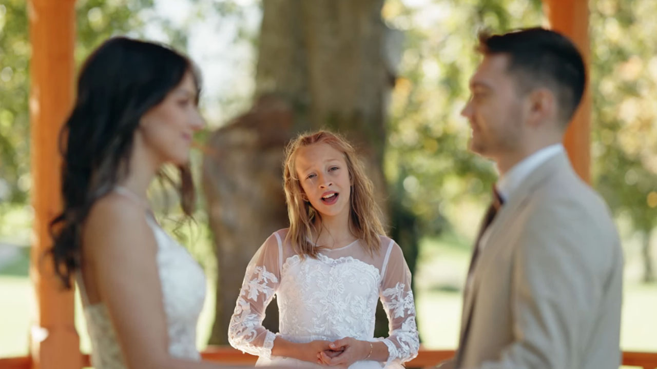 10-letna Žana Golob je zapela pesem Za naju, ki jo prepeva slovenska pevka Eva Boto