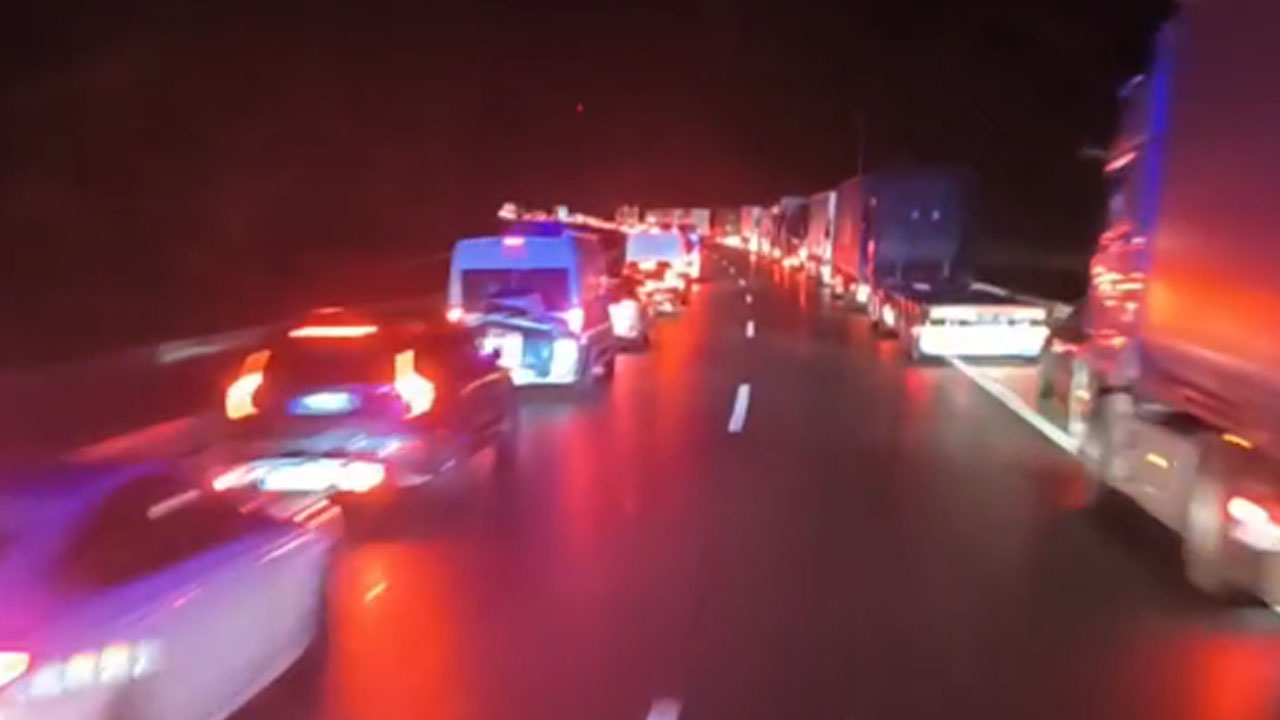 Gasilci so objavili video posnetek vožnje na kraj prometne nesreče, ki je danes zaprla primorsko avtocesto