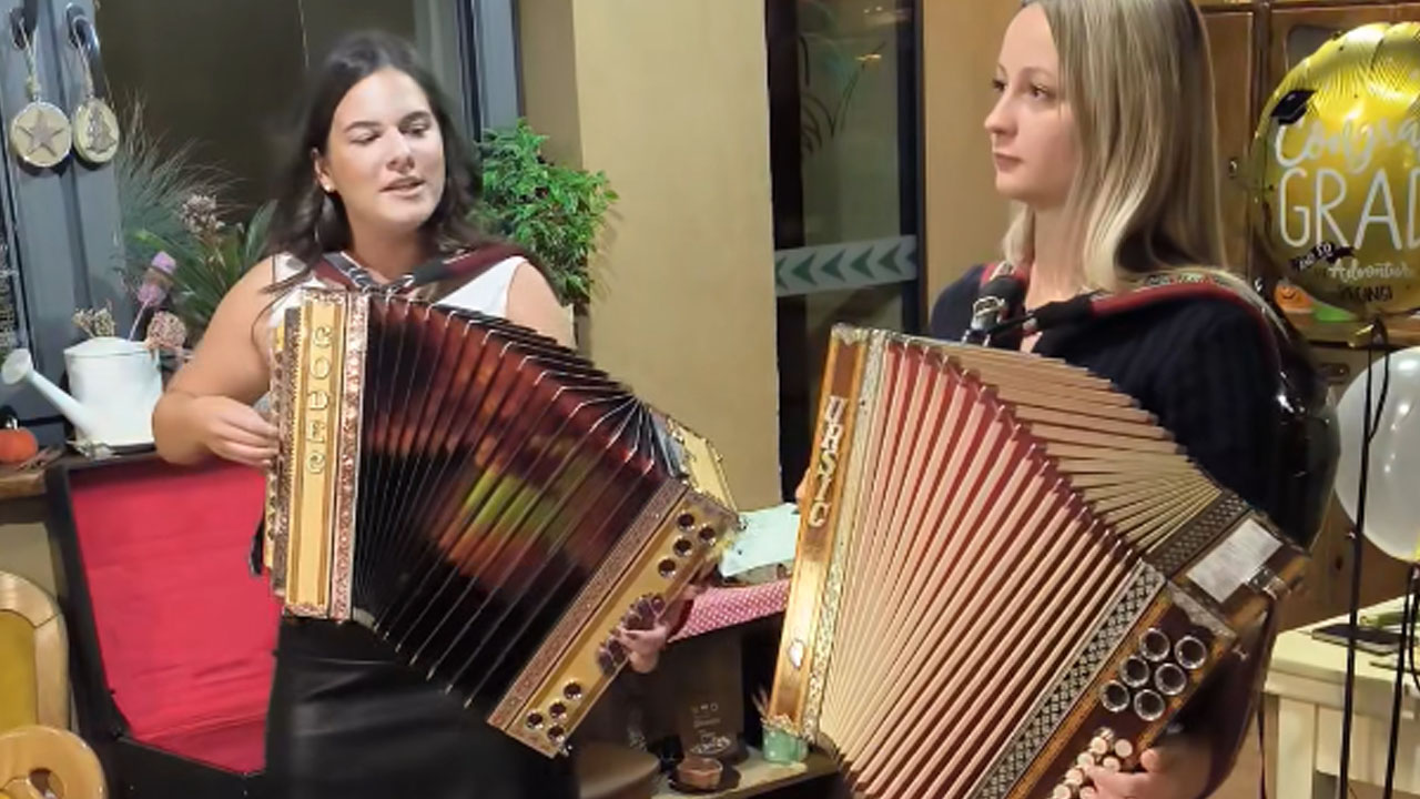 Dekleti z Goričkega sta na harmoniki zaigrali uspešnico Lojzeta Slaka