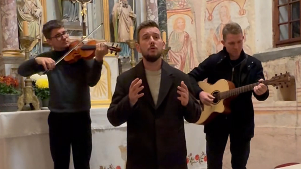 Domen Kljun je v cerkvi zapel za vse tiste, ki jih danes ni več med nami