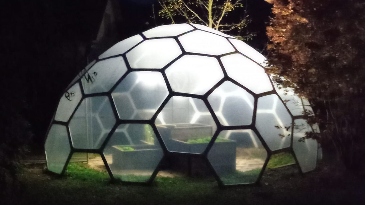 Željko je pokazal rastlinjak v obliki kupole, ki ga je izdelal za ženo