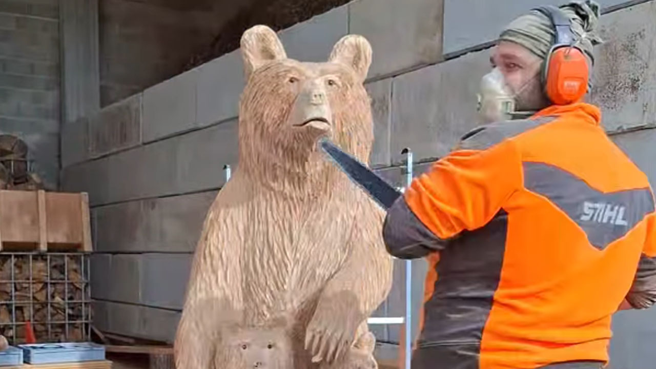Anže Kobola je z motorno žago iz kosa hrastovega lesa izdelal skulpturo medvedje družine