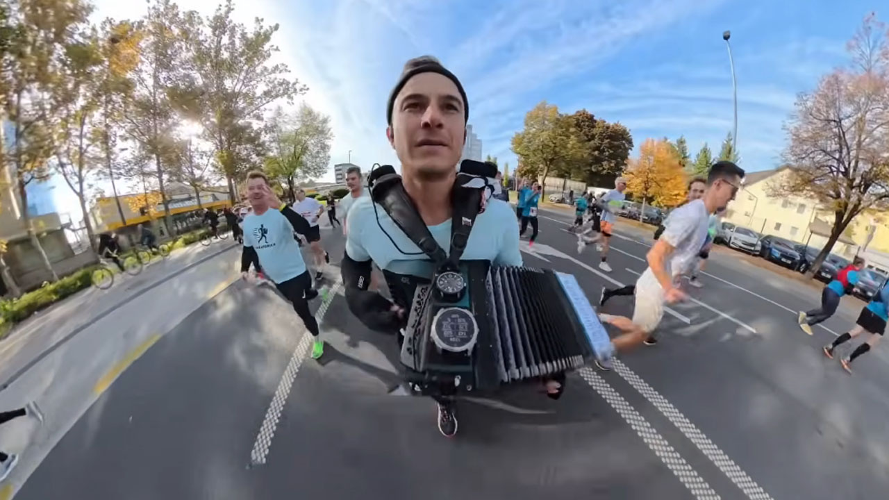 Anže Zavrl je objavil posnetek z Ljubljanskega maratona, ko je postavil svetovni rekord med igranjem harmonike
