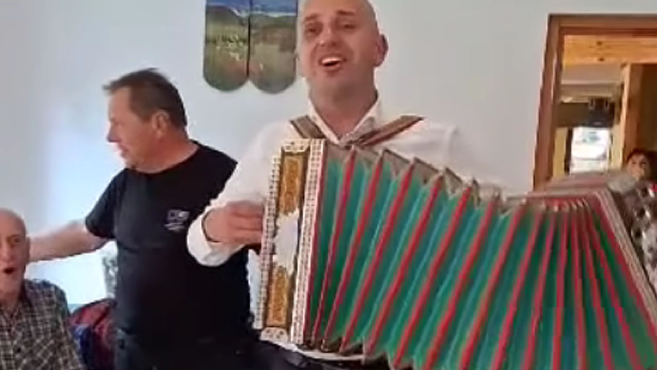 Župan Ribnice Samo Pogorelc je za upokojence zaigral harmoniko