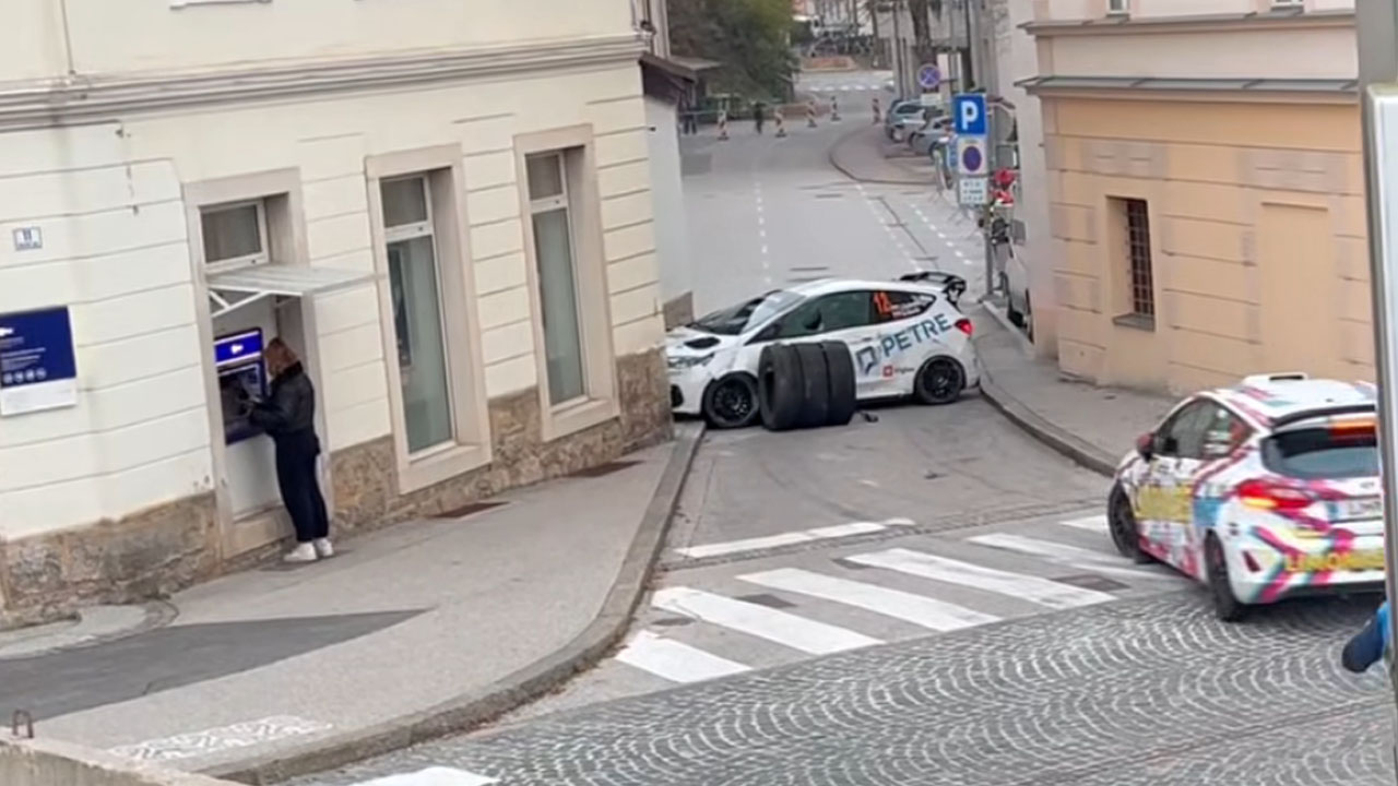 Med nesrečo na Rally Idrija je domačinka skočila na bankomat