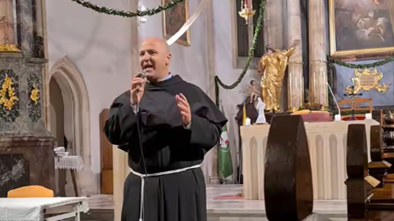 Slovenski pater Toni Brinjovc je v cerkvi v Slovenskih goricah vernike navdušil s petjem