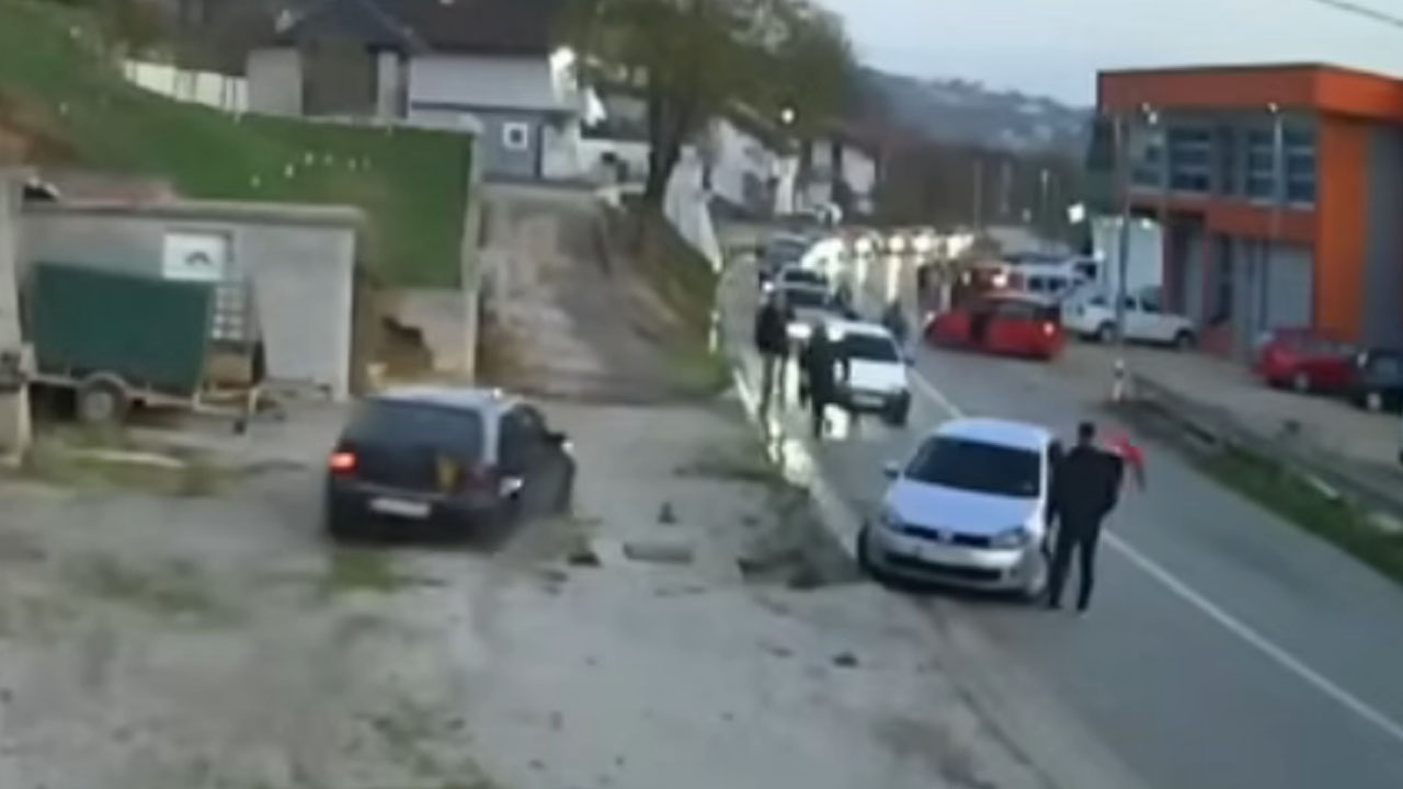 Mladoletnik iz BiH je pri Veliki Kladuši z vozilom nalašč zapeljal v skupino ljudi