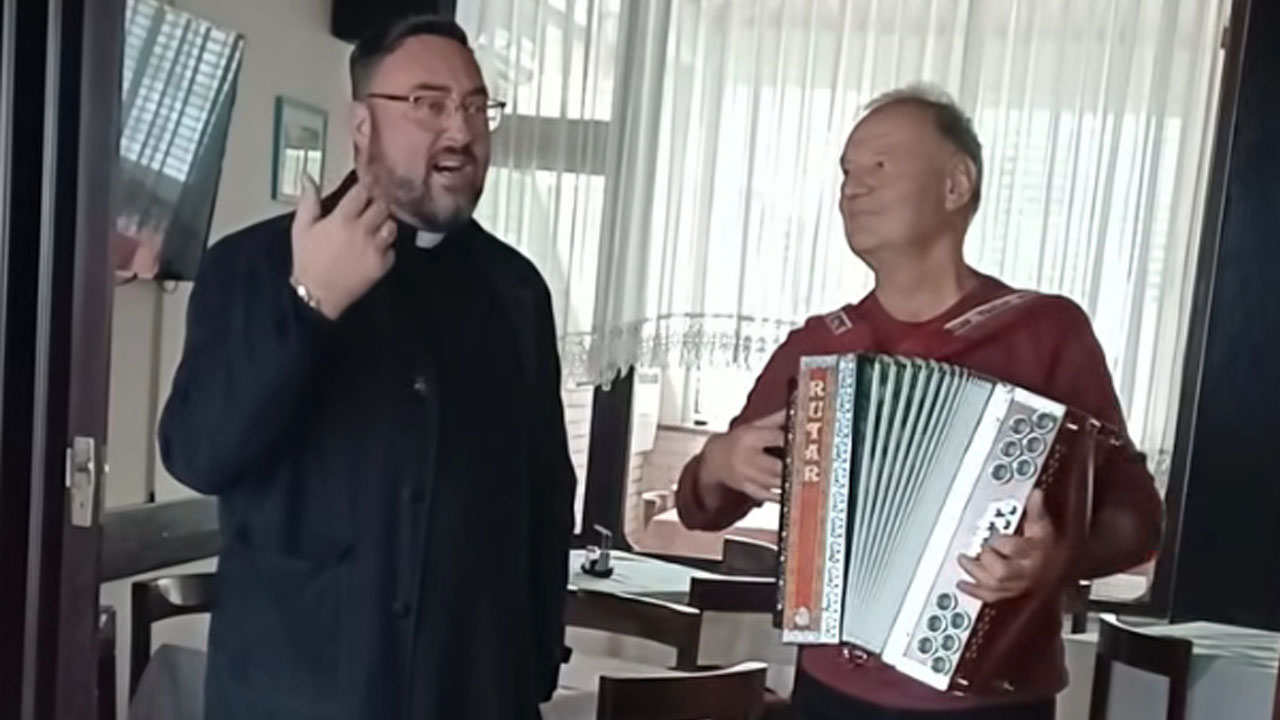 Slovenski župnik Tomaž Šojč je pokazal pevski talent ob slovenski pesmi Rad bi se postaral s teboj
