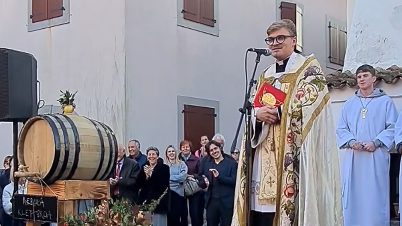 Slovenski župnik v Brdih povedal razliko med vipavskim in briškim vinom
