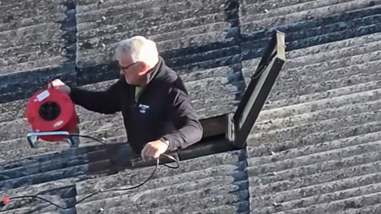 Slavko Roškar, oče Roberta Roškarja, je med letošnjo okrasitvijo splezal na streho stanovanjskega bloka