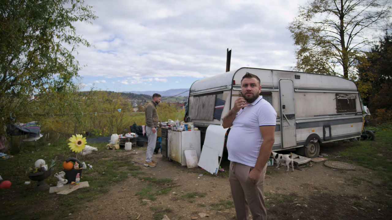 Aleksandar Repić, znan kot Nepridiprav, je obiskal romsko naselje in predstavil zgodbo skozi njihove oči
