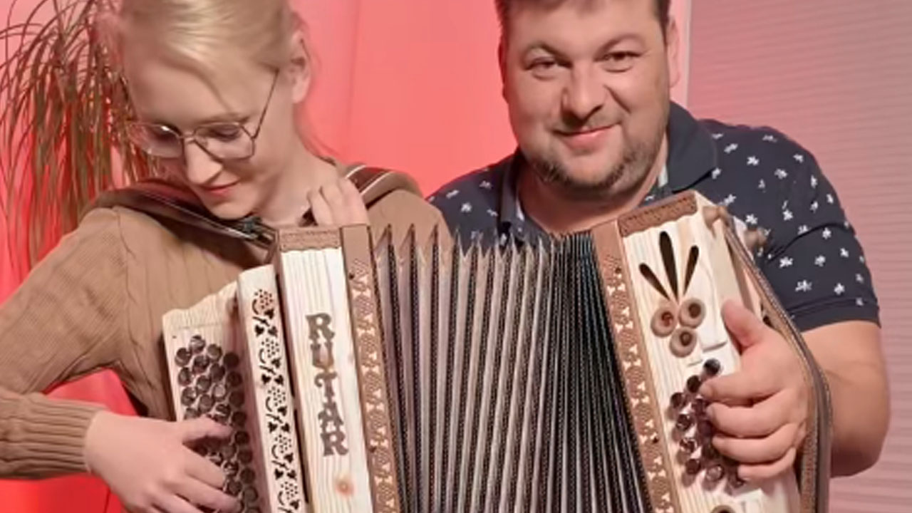 Tomo Primc in Teja Ljubič sta zaigrala na isto harmoniko