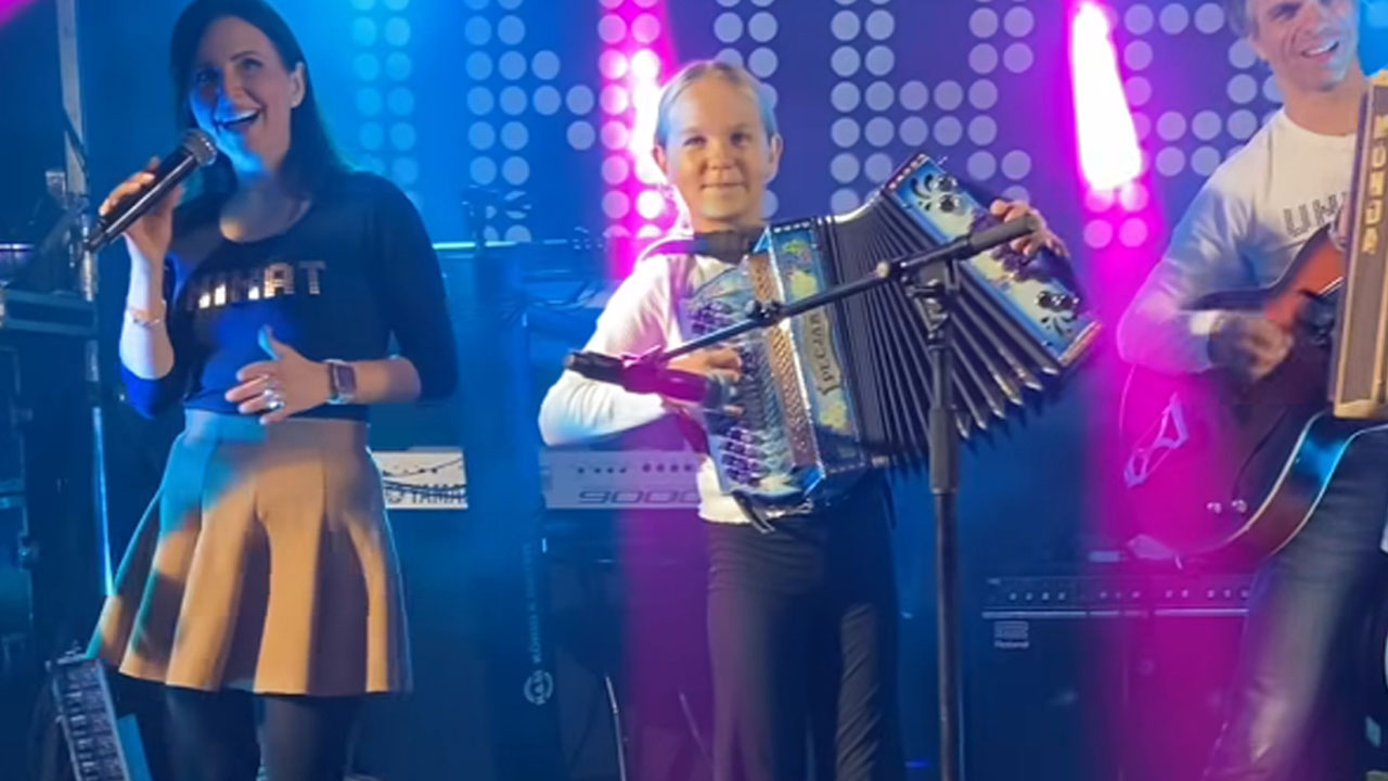 11-letna Nina je včeraj na veselici v Črnomlju harmoniko zaigrala z Ansamblom Unikat