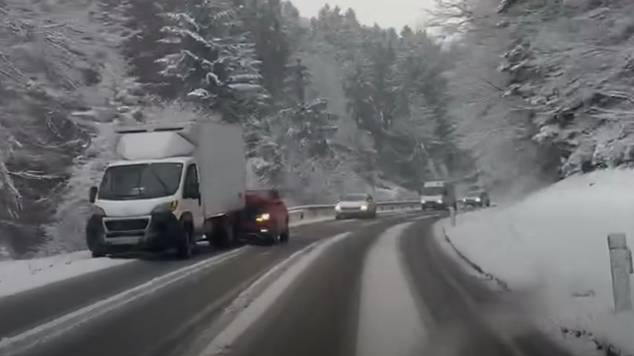 Jutranji kaos zaradi snega na cesti Kotlje - Slovenj Gradec