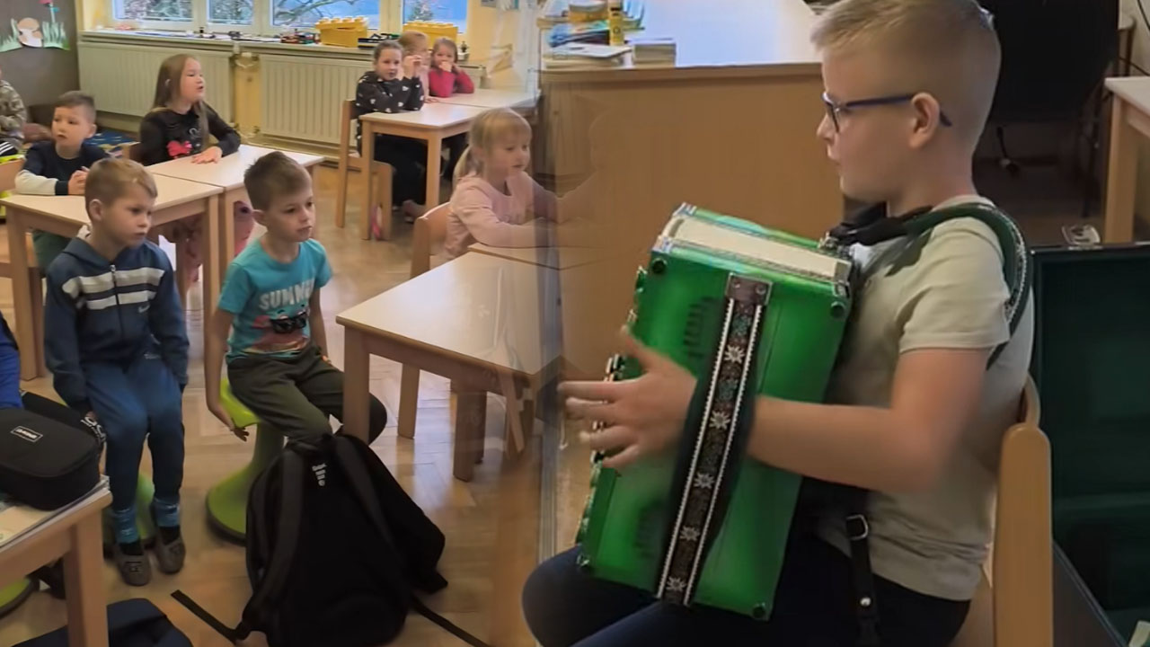 Otroci so na Osnovni šoli Ivana Skvarče v Zagorju ob Savi zapeli pesem Slavka Avsenika