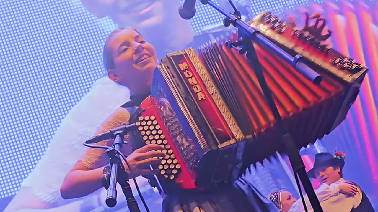 17-letna Klara iz Avstrije je pokazala talent ob igranju harmonike na Bledu