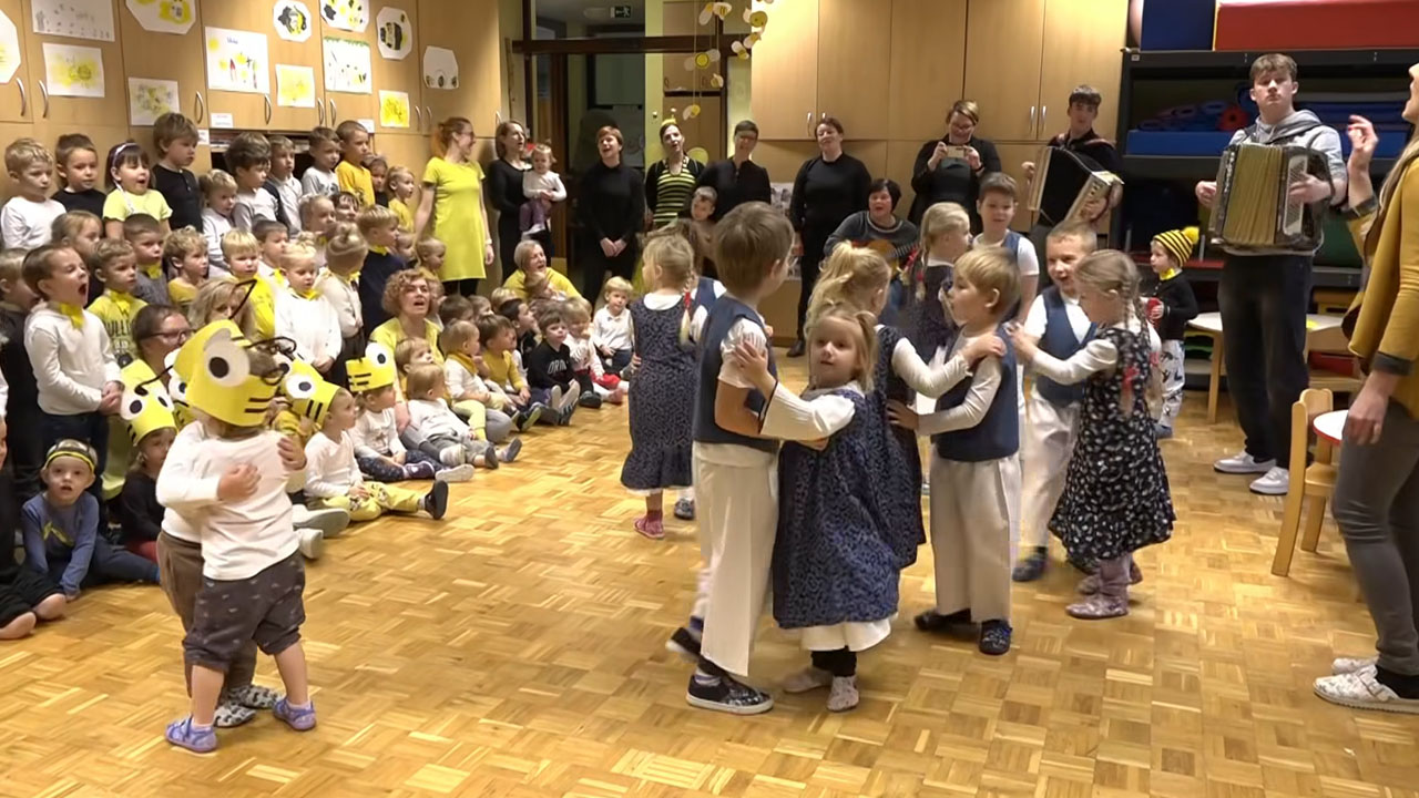 Otroci v vrtcu v Murski Soboti zapeli pesem Čebelar, ki jo je napisal Lojze Slak