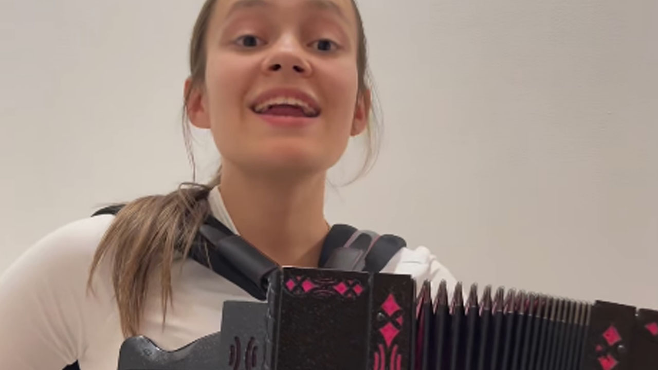 Nives Polanec je zapela in na harmoniko zaigrala slovensko pesem Zapoj, prijatelj stari