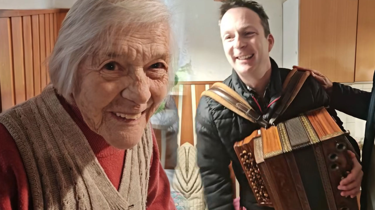 Slavka Avbelj iz Črnuč danes praznuje 100. rojstni dan, presenetili so jo s harmoniko in glasbo