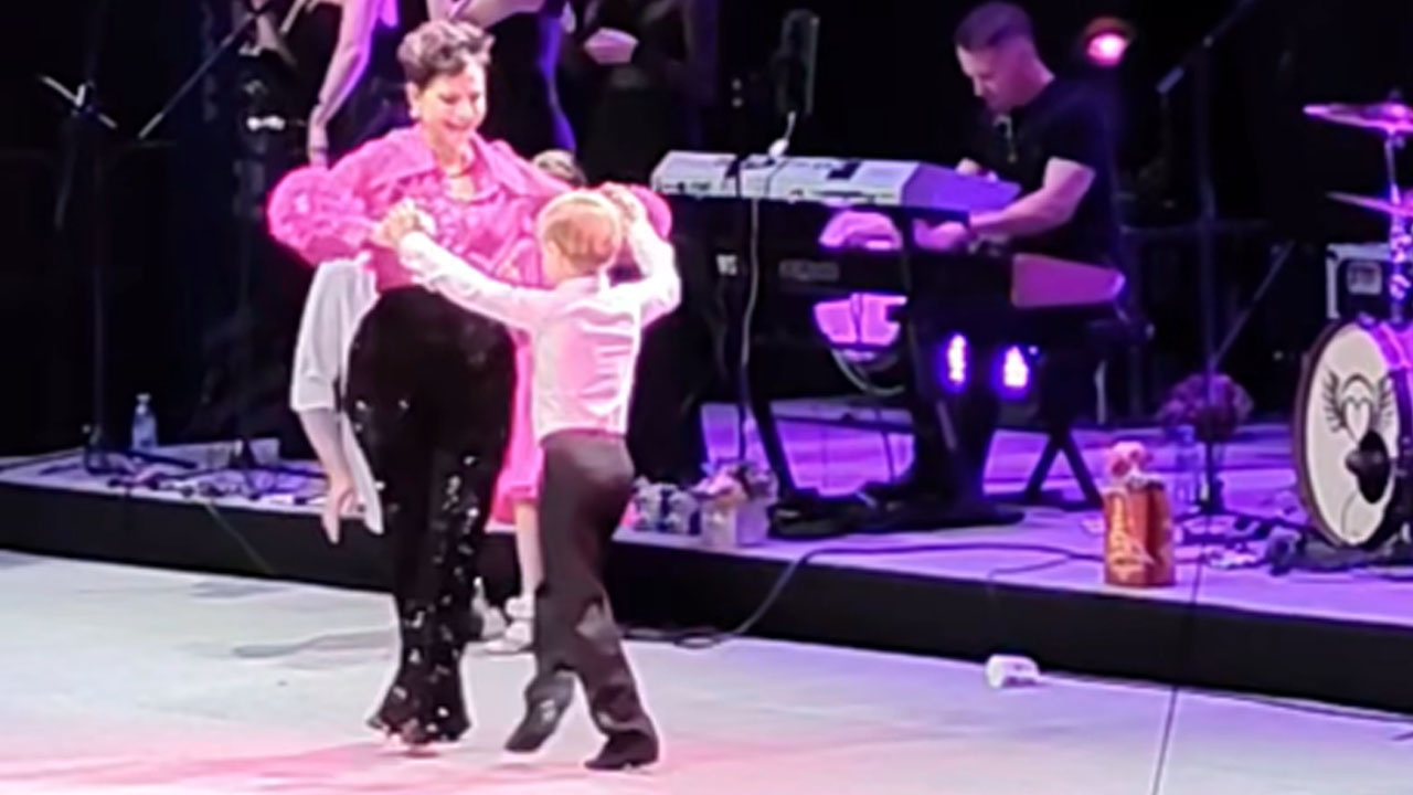 Tanja Žagar je na koncertu v Mariboru na oder povabila 8-letnega sina Karla, da bi skupaj plesala