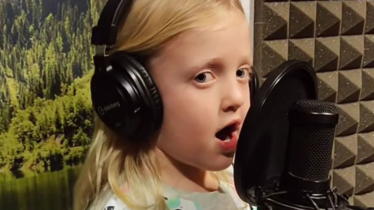 6-letna Neja je zapela otroško pesmico Rjava pesmica