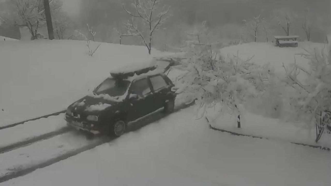 V vasici Ponikve na vzhodu Bosne in Hercegovine je vaščan z Golf 3 očistil zasneženo cesto