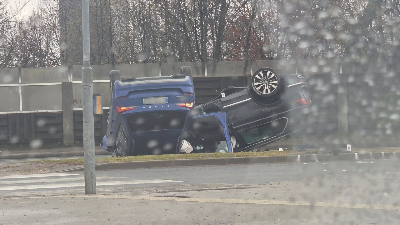 Danes zjutraj okoli 9. ure je na Šmartinski cesti v Ljubljani prišlo do hudega trčenja, povzročitelj naj bi bežal pred policisti