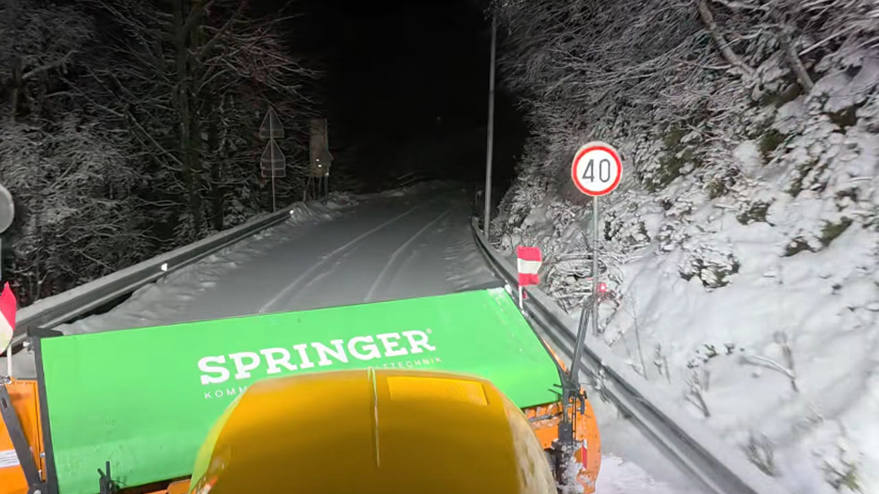 Slovenec objavil posnetek iz traktorja, ko je plužil sneg na cesti čez Pavličevo sedlo