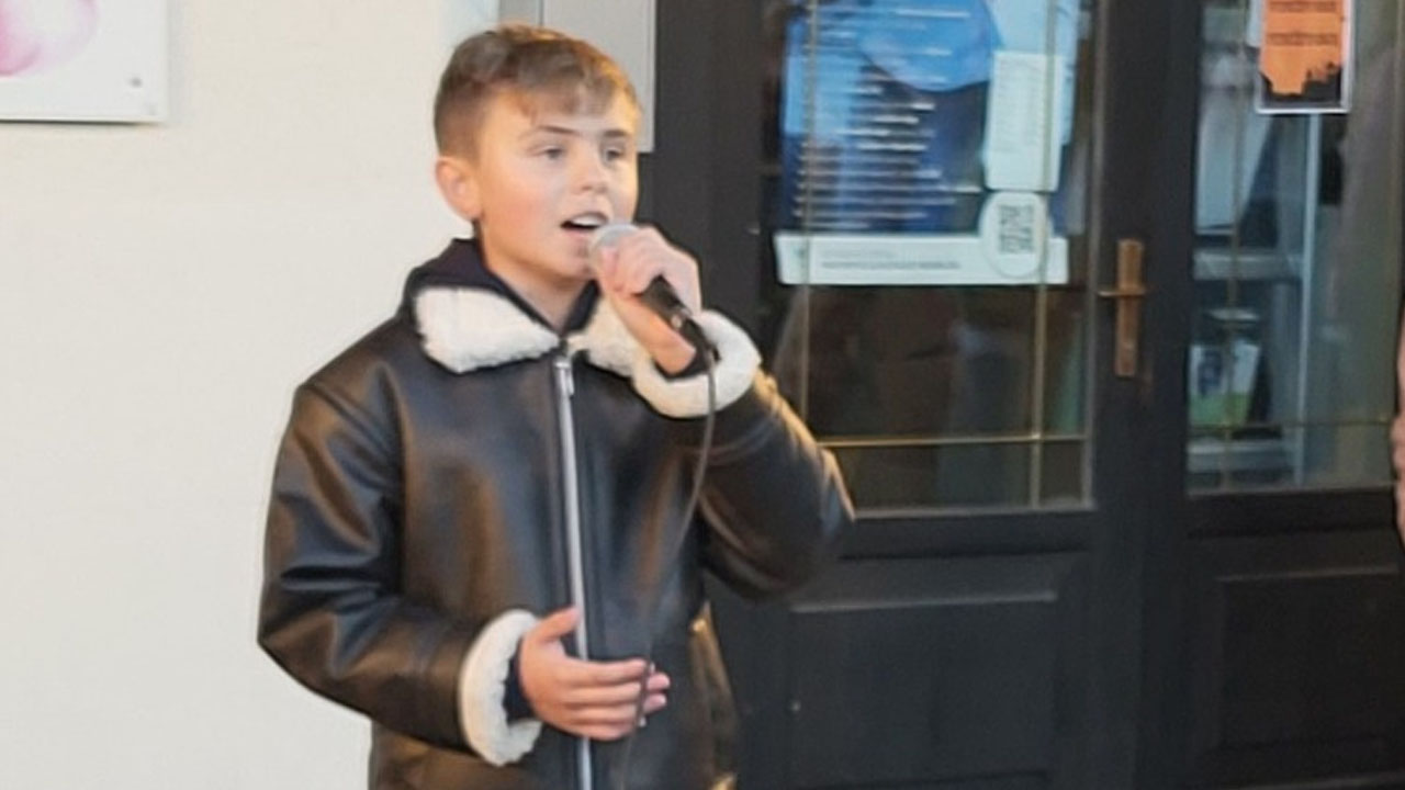 11-letni Maj Vrečar je v Preboldu zapel pesem Ko dvigneš me