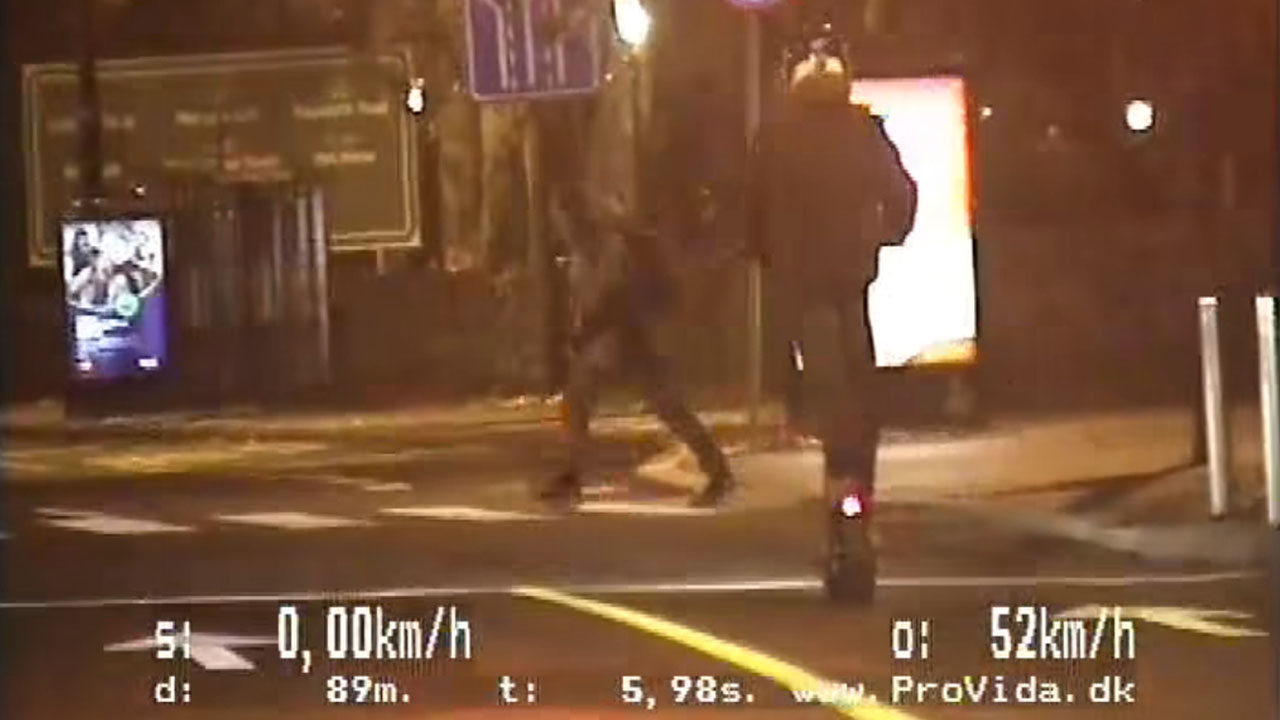 Ljubljanski policisti so v soboto z globo 940 eur kaznovali voznika električnega skiroja