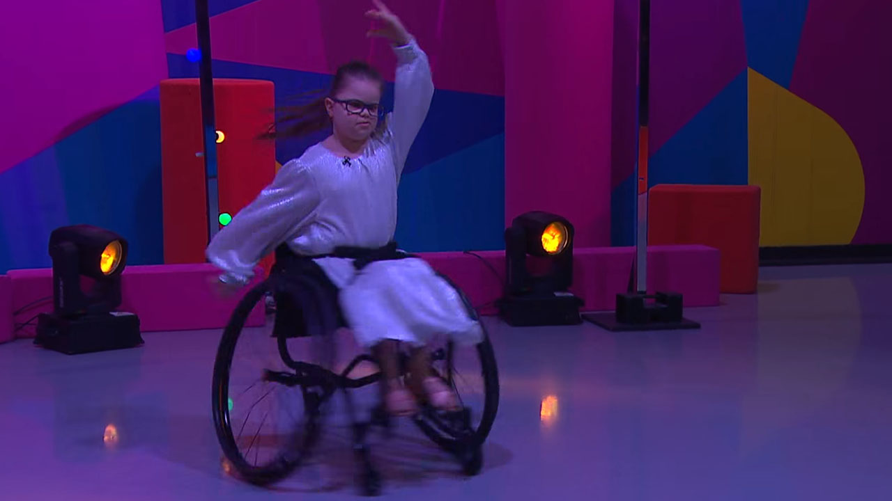 11-letna Neža je na invalidskem vozičku Slovenijo navdušila s plesom