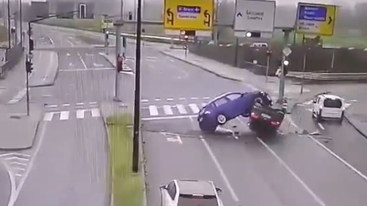 Kamera za nadzor prometa je ujela nesrečo, ki jo je v sredo na Šmartinski cesti v Ljubljani povzročil 18-letni voznik med begom pred policisti