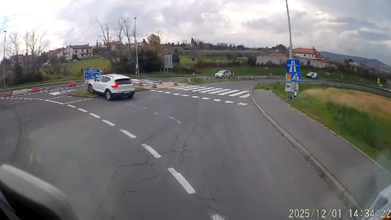 Ženska voznica je včeraj v Bertokih v krožišču zapeljala kar čez prometne znake