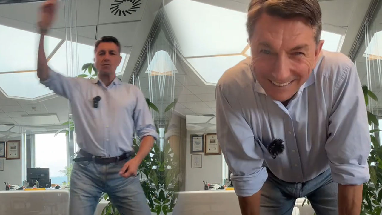 Borut Pahor objavil posnetek, ko je plesal na pesem Brizgalna brizga