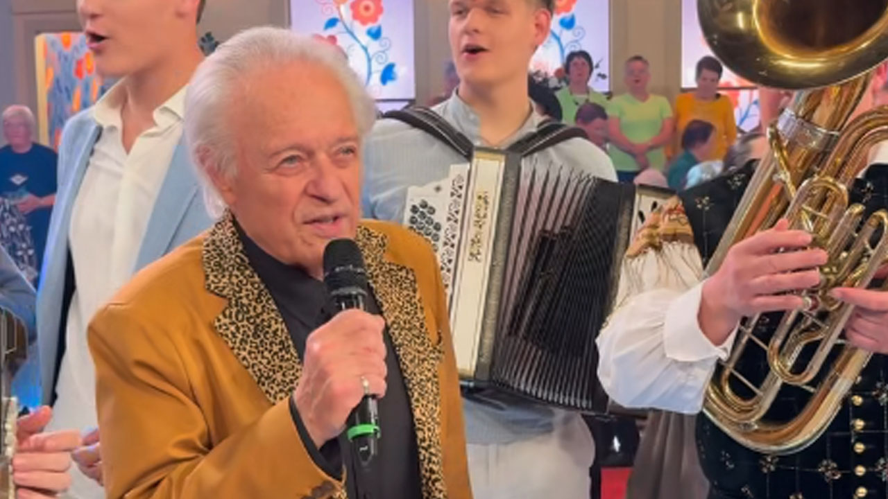 Alfi Nipič je v oddaji Japajade šov zapel uspešnico Ansambla bratov Avsenik