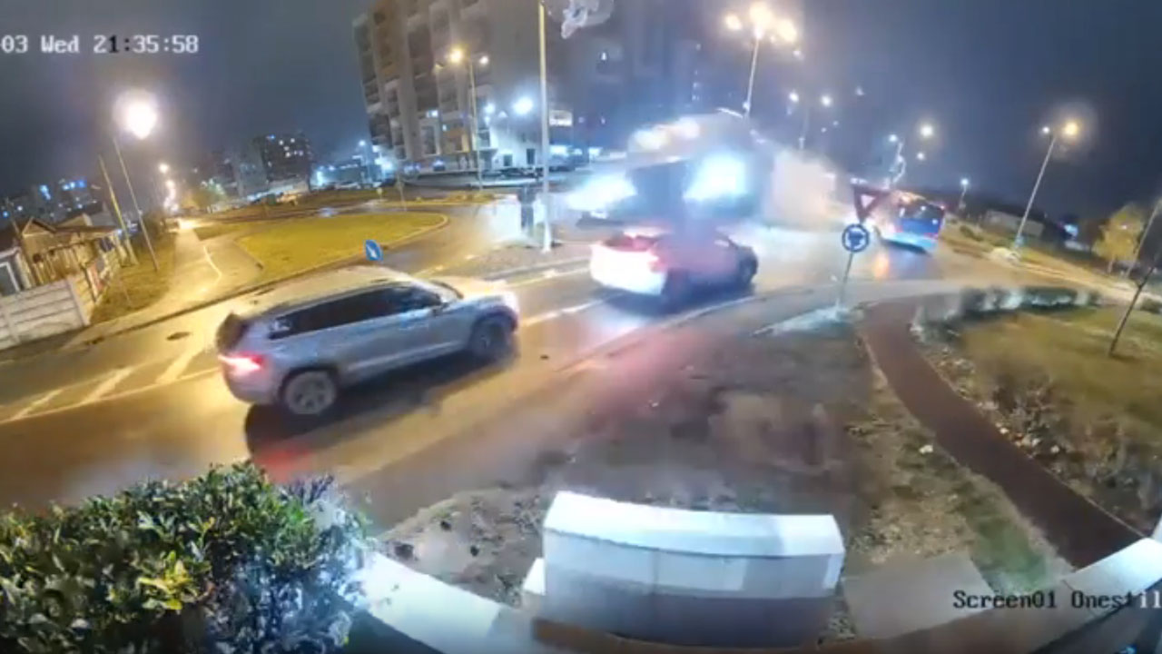 Mercedes v Romuniji poletel čez krožišče in preskočil dva avtomobila