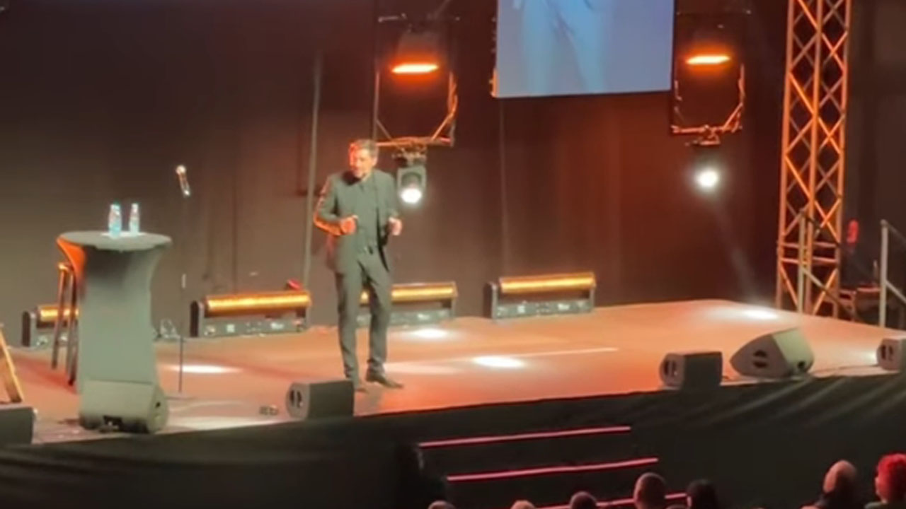 Slovenski župnik Martin Golob je nastopil v humoristični predstavi Janezi 2