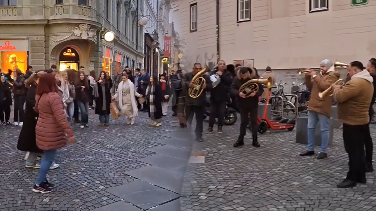 Na Prešernovem trgu v Ljubljani obiskovalci plesali kolo
