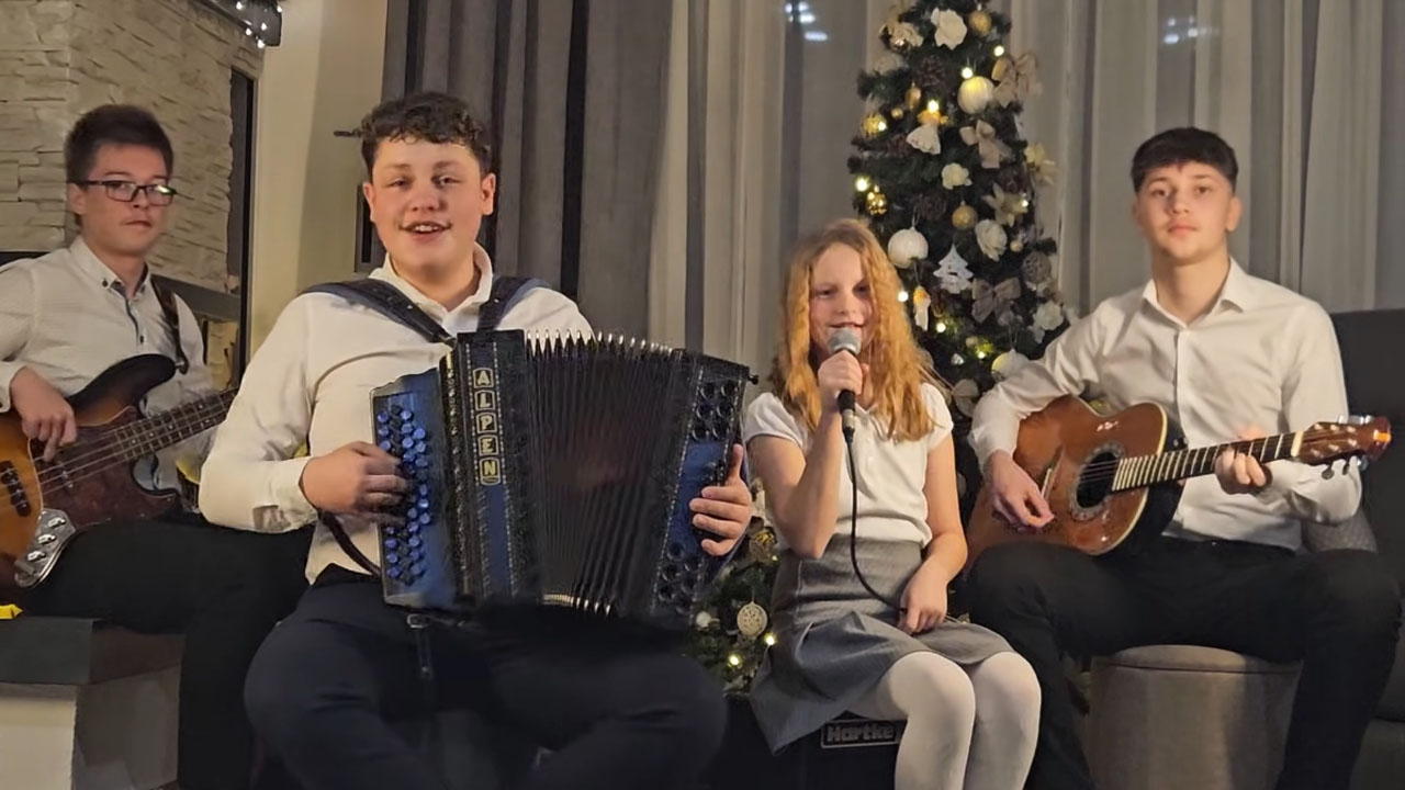 Mladi Frajerji so ob diatonični harmoniki priredili božično uspešnico Last Christmas