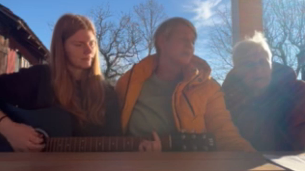 17-letna Hana zaigrala na kitaro, ob njen prepevali mama in babica