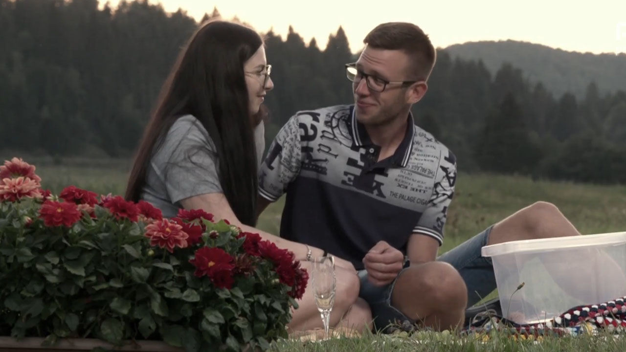 Dejan Ponikvar in Patricija Salobir iz šova Ljubezen po domače sta postala starša deklici