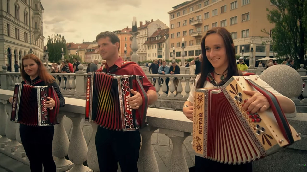 Harmonikarji v naši prestolnici zaigrali "Polko Ljubljani"