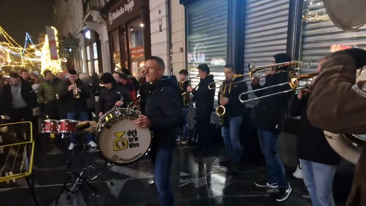 Glasbena skupina Dej še'n litro zaigrala na Čopovi ulici sredi Ljubljane