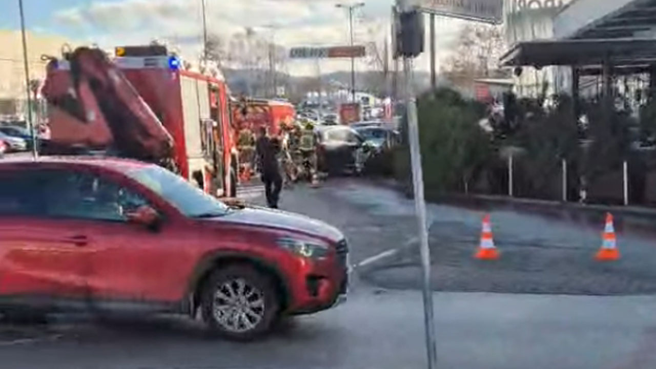 Nesreča v BTC Ljubljana, ujetega kolesarja reševali izpod avtomobila